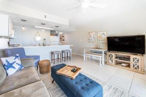 uma sala de estar com um sofá e uma televisão em Gulfview I 313 em Destin
