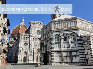 un grande edificio con un orologio sul lato di Florence Red Impression - in the city center a Firenze
