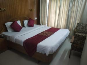 Postel nebo postele na pokoji v ubytování Tara Home Shimla Near Mall Road