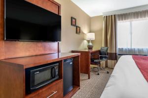 una camera d'albergo con un letto e una grande TV a schermo piatto di Comfort Inn & Suites Leeds I-20 a Leeds