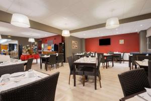 Um restaurante ou outro lugar para comer em Comfort Hotel Lille L'Union