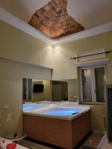 um quarto com uma grande banheira num quarto em HOTEL VILLA ISA em Pescara