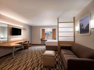 Кът за сядане в Microtel Inn & Suites by Wyndham Georgetown Lake