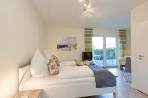 Ein Bett oder Betten in einem Zimmer der Unterkunft Hotel garni NordSeerose Greetsiel