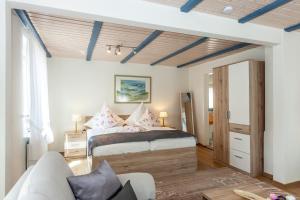 Ein Bett oder Betten in einem Zimmer der Unterkunft Hotel garni NordSeerose Greetsiel