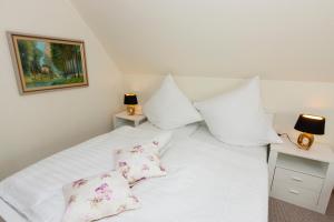 Ein Bett oder Betten in einem Zimmer der Unterkunft Hotel garni NordSeerose Greetsiel