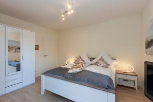 Ein Bett oder Betten in einem Zimmer der Unterkunft Hotel garni NordSeerose Greetsiel