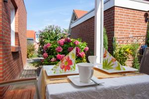 Ein Garten an der Unterkunft Hotel garni NordSeerose Greetsiel