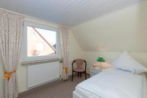Ein Bett oder Betten in einem Zimmer der Unterkunft Hotel garni NordSeerose Greetsiel