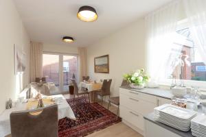 Ein Sitzbereich in der Unterkunft Hotel garni NordSeerose Greetsiel