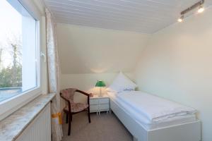 Ein Bett oder Betten in einem Zimmer der Unterkunft Hotel garni NordSeerose Greetsiel