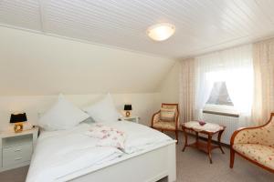 Ein Bett oder Betten in einem Zimmer der Unterkunft Hotel garni NordSeerose Greetsiel