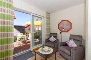 Ein Sitzbereich in der Unterkunft Hotel garni NordSeerose Greetsiel