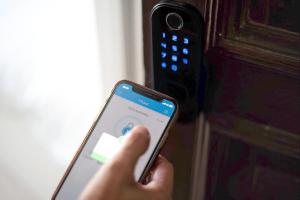 eine Person, die ein Handy vor einer Tür hält in der Unterkunft SUPER ÁTICO AUDITORIO CENTRO in La Orotava