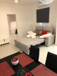 A bed or beds in a room at Apartamentos Catedral Escalinata