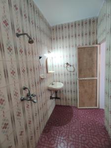 Koupelna v ubytování SHALOM GUEST ROOMS + 19 fotografií