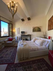 ein Schlafzimmer mit einem großen Bett und ein Wohnzimmer in der Unterkunft Piazza Signoria 1, apartment in Florenz