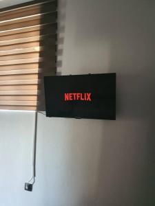 TV a/nebo společenská místnost v ubytování FANES HOUSE