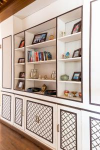 un estante de libros en una habitación en Bhola Bhawan Bed and Breakfast, en Jaipur