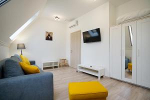 Televízia a/alebo spoločenská miestnosť v ubytovaní Koffer Apartman