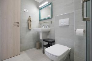 Kúpeľňa v ubytovaní Koffer Apartman + 20 fotografií