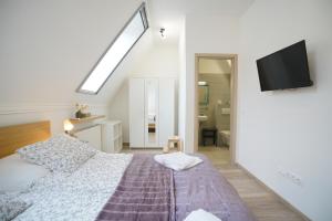Posteľ alebo postele v izbe v ubytovaní Koffer Apartman