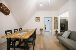 Posedenie v ubytovaní Koffer Apartman