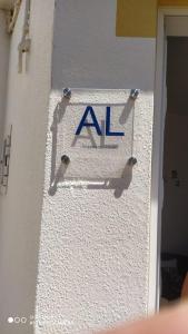 ein Schild an der Seite eines weißen Gebäudes in der Unterkunft Casa Oliveirinha - Sagres in Sagres