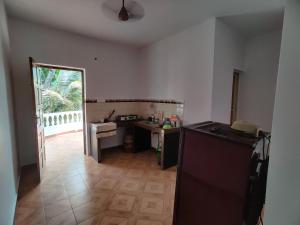 Kuchyň nebo kuchyňský kout v ubytování SHALOM GUEST ROOMS