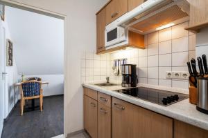 Ferienwohnung "Strandgut" tesisinde mutfak veya mini mutfak
