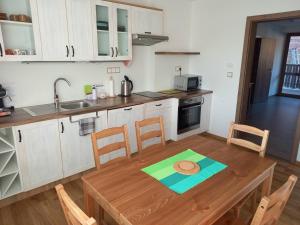 Kuchyňa alebo kuchynka v ubytovaní Apartmány 27