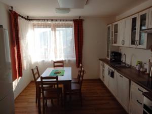 Kuchyňa alebo kuchynka v ubytovaní Apartmány 27