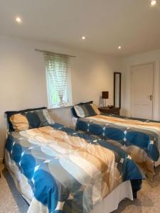 two beds sitting next to each other in a bedroom at 8 Oakridge, St Mellion in St Mellion