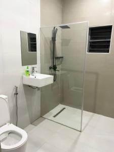 Un baño con ducha, lavabo e inodoro. en Blanco Homes Shortlet Apartment Ilorin, en Ilorin