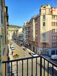 desde el balcón de una calle con edificios en 2 à 6 personnes - WELCOME TO NICE ! LOGEMENT PORT, en Niza