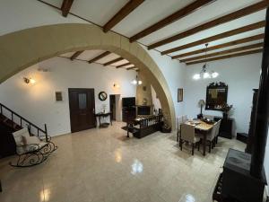 uma grande sala de estar com uma arcada numa casa em KAMARA traditional house em Soroni