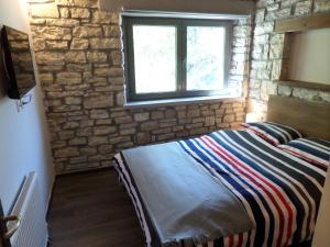 Un pat sau paturi într-o cameră la Kalpaki stone apartment 1