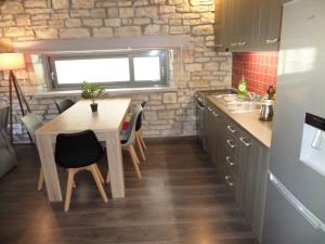 Η κουζίνα ή μικρή κουζίνα στο Kalpaki stone apartment 1 +12 φωτογραφίες