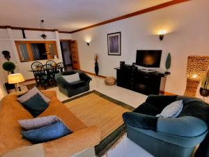 un salon avec deux canapés et une télévision dans l'établissement Tivoli Apt8 with Pool&Garage, à Vilamoura 19 autres photos