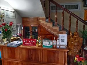 una farmacia con una escalera en una habitación en Nón Lá Guest House, en Da Lat