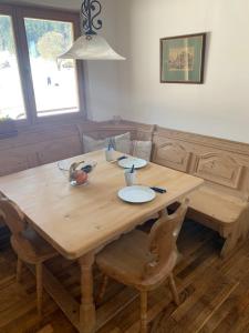 mesa de comedor de madera con 2 sillas, mesa y sillas en Ferienwohnung Maier Schliersee Neuhaus, en Schliersee