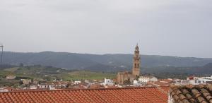 uma vista para uma cidade com uma torre de relógio em ENTRE TORRES em Jerez de los Caballeros