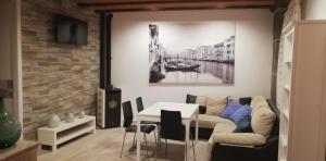 uma sala de estar com um sofá e uma mesa em ENTRE TORRES em Jerez de los Caballeros