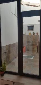 szklanymi drzwiami z widokiem na pokój w obiekcie ENTRE TORRES w mieście Jerez de los Caballeros +10 zdjęć
