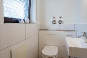 オーベルストドルフにあるFerienwohnung Uhlのバスルーム(トイレ、洗面台付)