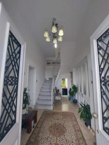 korytarz ze schodami i żyrandolem w obiekcie Tower Traditional Pool Villa w mieście Kremasti