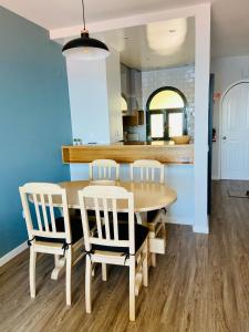 - une cuisine et une salle à manger avec une table et des chaises dans l'établissement Ocean Cliffs Apartments, à Funchal