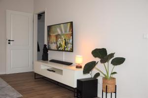 uma sala de estar com uma mesa com um candeeiro e uma planta em Ferienwohnung Strandbutze**** em Büsum