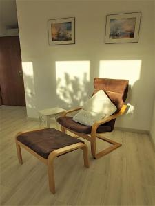 une chaise et un tabouret dans une pièce dans l'établissement Apartment Sonnenhaus, à Freudental