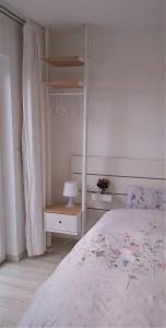 een slaapkamer met een bed en een nachtkastje met een lamp bij Apartment Sonnenhaus in Freudental